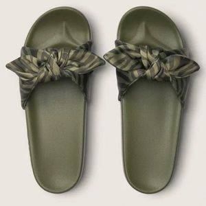 Victoria’s Secret PINK Vintage Green Zebra Bow Sandal Slides SIZE MEDIUM 7/8